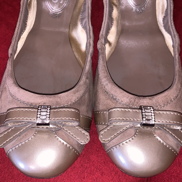 TOD’S Suede Ballet Flats Beige Taupe with Gold Accents Bow Rhinestones Size 38.5 - Picture 6 of 8